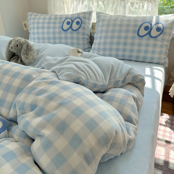 91家纺网 家纺一手货源 找家纺 桃子家居 2025新款A类ins毛巾绣显眼包撞色格子玛卡龙加厚牛奶绒织标四件套-小清新图 绒-显眼包蓝格蓝蓝