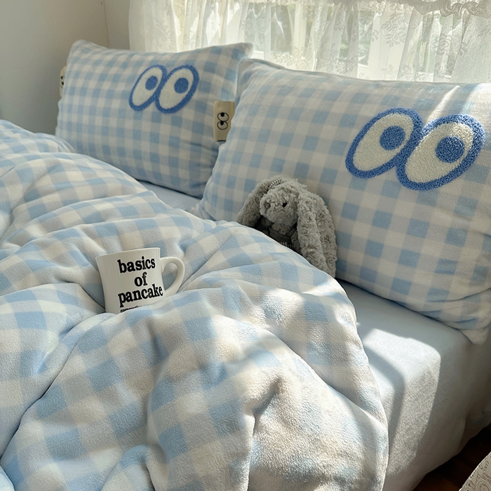 91家纺网 家纺一手货源 找家纺 桃子家居 2025新款A类ins毛巾绣显眼包撞色格子玛卡龙加厚牛奶绒织标四件套-小清新图 绒-显眼包蓝格蓝蓝