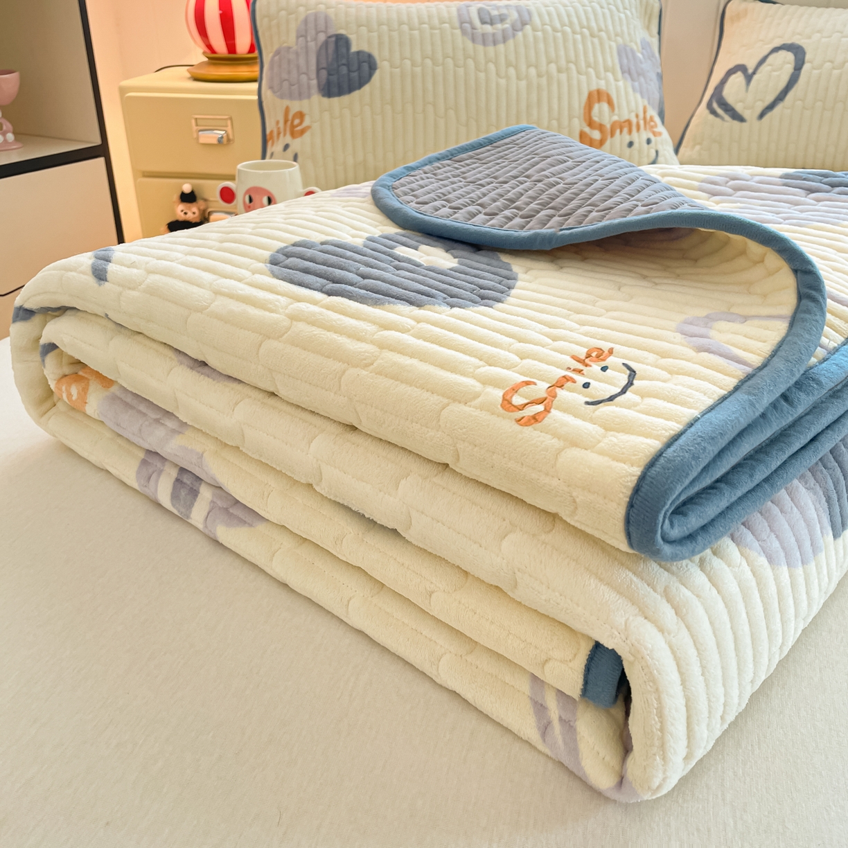 91家纺网 家纺一手货源 找家纺 贝扬思家纺 2025新款高克重牛奶绒豆豆被套床盖四件套-悦心系列 悦心-蜡笔心