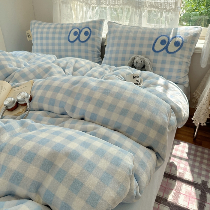 91家纺网 家纺一手货源 找家纺 桃子家居 2025新款A类ins毛巾绣显眼包撞色格子玛卡龙加厚牛奶绒织标四件套-小清新图 绒-显眼包蓝格蓝蓝