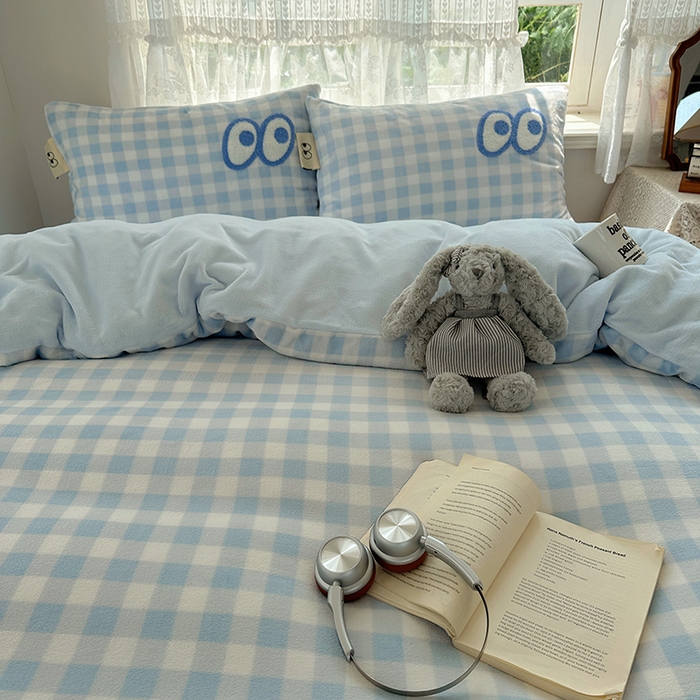 91家纺网 家纺一手货源 找家纺 桃子家居 2025新款A类ins毛巾绣显眼包撞色格子玛卡龙加厚牛奶绒织标四件套-小清新图 绒-显眼包蓝格蓝蓝