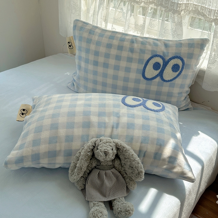 91家纺网 家纺一手货源 找家纺 桃子家居 2025新款A类ins毛巾绣显眼包撞色格子玛卡龙加厚牛奶绒织标四件套-小清新图 绒-显眼包蓝格蓝蓝