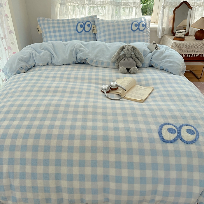 91家纺网 家纺一手货源 找家纺 桃子家居 2025新款A类ins毛巾绣显眼包撞色格子玛卡龙加厚牛奶绒织标四件套-小清新图 绒-显眼包蓝格蓝蓝