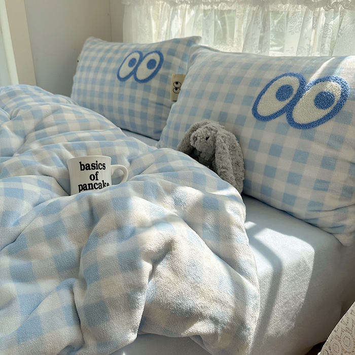91家纺网 家纺一手货源 找家纺 桃子家居 2025新款A类ins毛巾绣显眼包撞色格子玛卡龙加厚牛奶绒织标四件套-小清新图 绒-显眼包蓝格蓝蓝