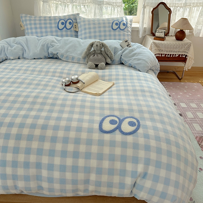 91家纺网 家纺一手货源 找家纺 桃子家居 2025新款A类ins毛巾绣显眼包撞色格子玛卡龙加厚牛奶绒织标四件套-小清新图 绒-显眼包蓝格蓝蓝