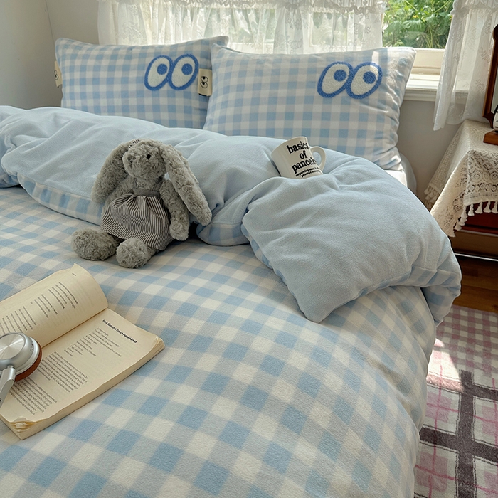 91家纺网 家纺一手货源 找家纺 桃子家居 2025新款A类ins毛巾绣显眼包撞色格子玛卡龙加厚牛奶绒织标四件套-小清新图 绒-显眼包蓝格蓝蓝