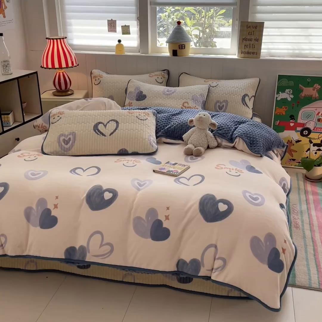 91家纺网 家纺一手货源 找家纺 贝扬思家纺 2025新款高克重牛奶绒豆豆被套床盖四件套-悦心系列 悦心-蜡笔心