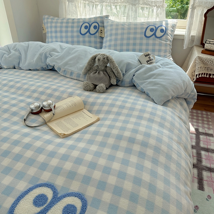 91家纺网 家纺一手货源 找家纺 桃子家居 2025新款A类ins毛巾绣显眼包撞色格子玛卡龙加厚牛奶绒织标四件套-小清新图 绒-显眼包蓝格蓝蓝