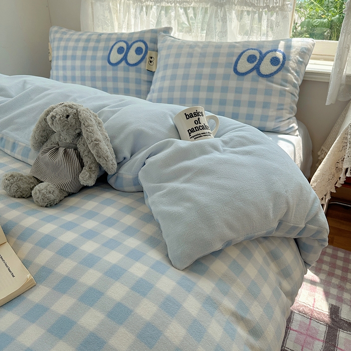 91家纺网 家纺一手货源 找家纺 桃子家居 2025新款A类ins毛巾绣显眼包撞色格子玛卡龙加厚牛奶绒织标四件套-小清新图 绒-显眼包蓝格蓝蓝