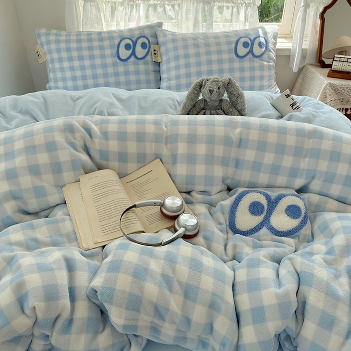 91家纺网 家纺一手货源 找家纺 桃子家居 2025新款A类ins毛巾绣显眼包撞色格子玛卡龙加厚牛奶绒织标四件套-小清新图 绒-显眼包蓝格蓝蓝