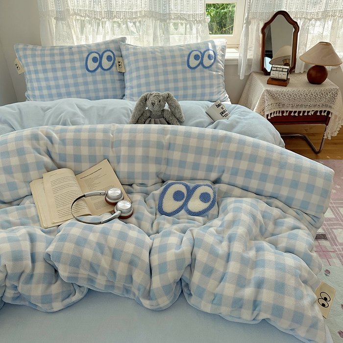 91家纺网 家纺一手货源 找家纺 桃子家居 2025新款A类ins毛巾绣显眼包撞色格子玛卡龙加厚牛奶绒织标四件套-小清新图 绒-显眼包蓝格蓝蓝