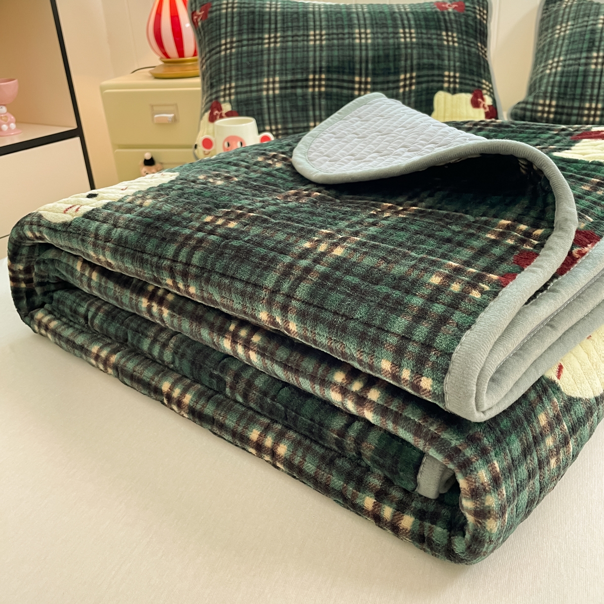 91家纺网 家纺一手货源 找家纺 贝扬思家纺 2025新款高克重牛奶绒豆豆被套床盖四件套-悦心系列 悦心-绿格kt