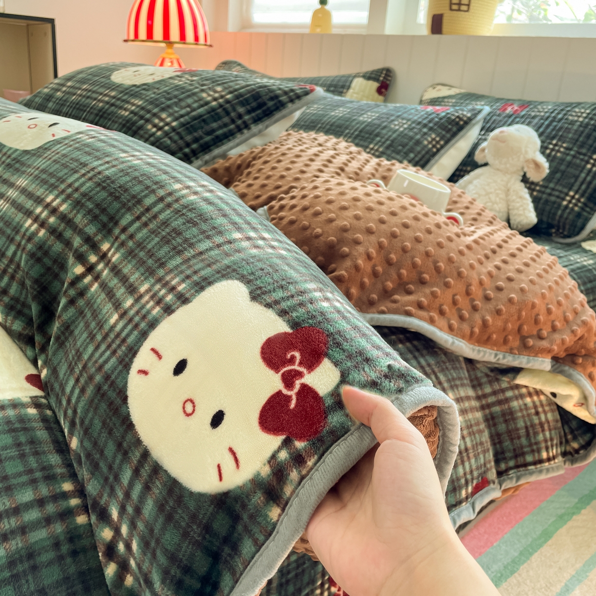 91家纺网 家纺一手货源 找家纺 贝扬思家纺 2025新款高克重牛奶绒豆豆被套床盖四件套-悦心系列 悦心-绿格kt