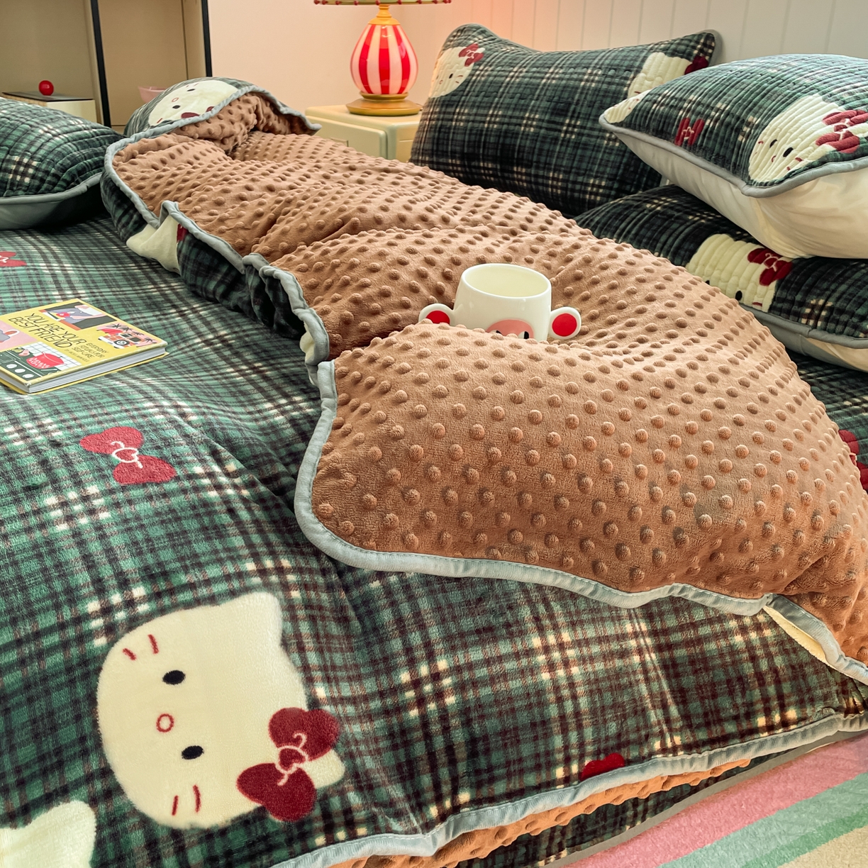 91家纺网 家纺一手货源 找家纺 贝扬思家纺 2025新款高克重牛奶绒豆豆被套床盖四件套-悦心系列 悦心-绿格kt