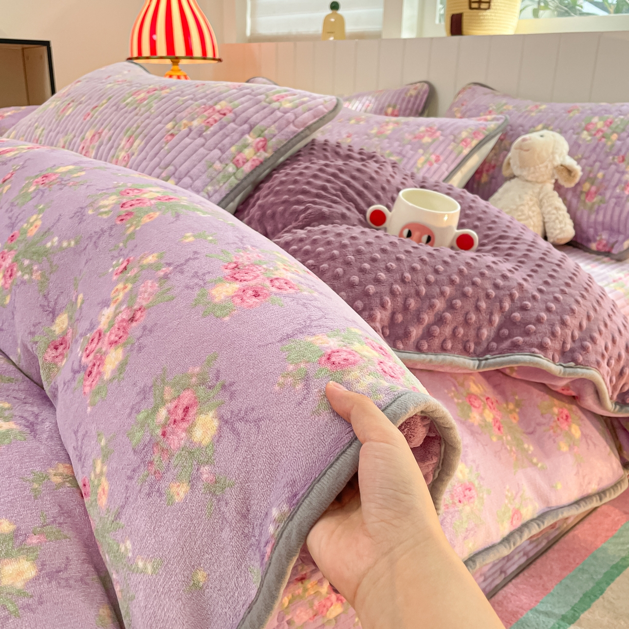 91家纺网 家纺一手货源 找家纺 贝扬思家纺 2025新款高克重牛奶绒豆豆被套床盖四件套-悦心系列 悦心-罗兰雨