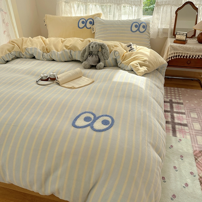 91家纺网 家纺一手货源 找家纺 桃子家居 2025新款A类ins毛巾绣显眼包撞色格子玛卡龙加厚牛奶绒织标四件套-小清新图 绒-显眼包蓝条黄