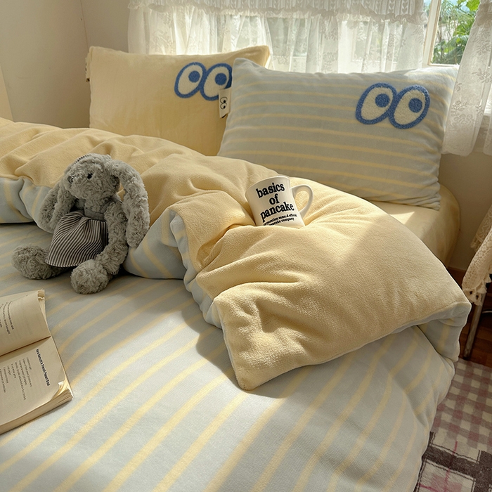 91家纺网 家纺一手货源 找家纺 桃子家居 2025新款A类ins毛巾绣显眼包撞色格子玛卡龙加厚牛奶绒织标四件套-小清新图 绒-显眼包蓝条黄