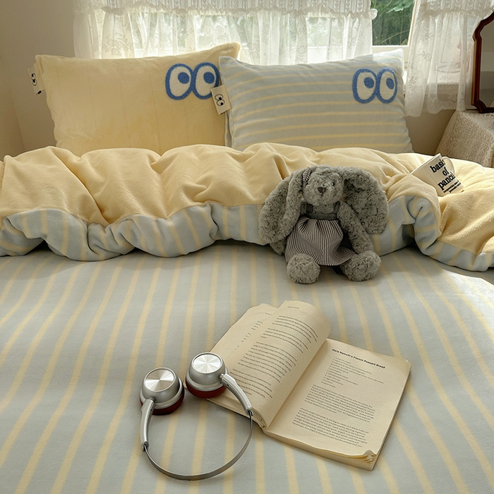 91家纺网 家纺一手货源 找家纺 桃子家居 2025新款A类ins毛巾绣显眼包撞色格子玛卡龙加厚牛奶绒织标四件套-小清新图 绒-显眼包蓝条黄