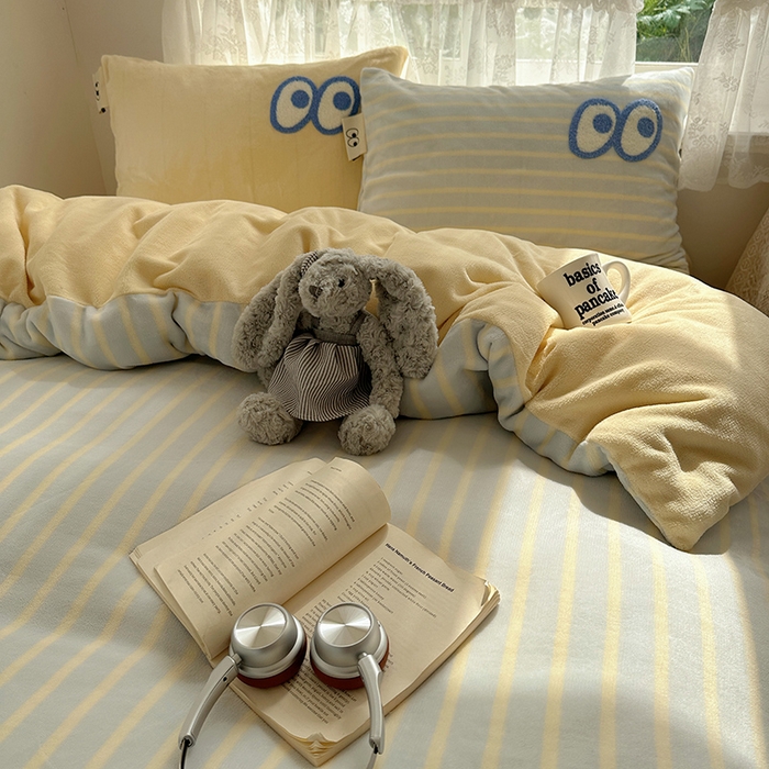 91家纺网 家纺一手货源 找家纺 桃子家居 2025新款A类ins毛巾绣显眼包撞色格子玛卡龙加厚牛奶绒织标四件套-小清新图 绒-显眼包蓝条黄