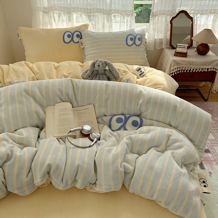 91家纺网 家纺一手货源 找家纺 桃子家居 2025新款A类ins毛巾绣显眼包撞色格子玛卡龙加厚牛奶绒织标四件套-小清新图 绒-显眼包蓝条黄