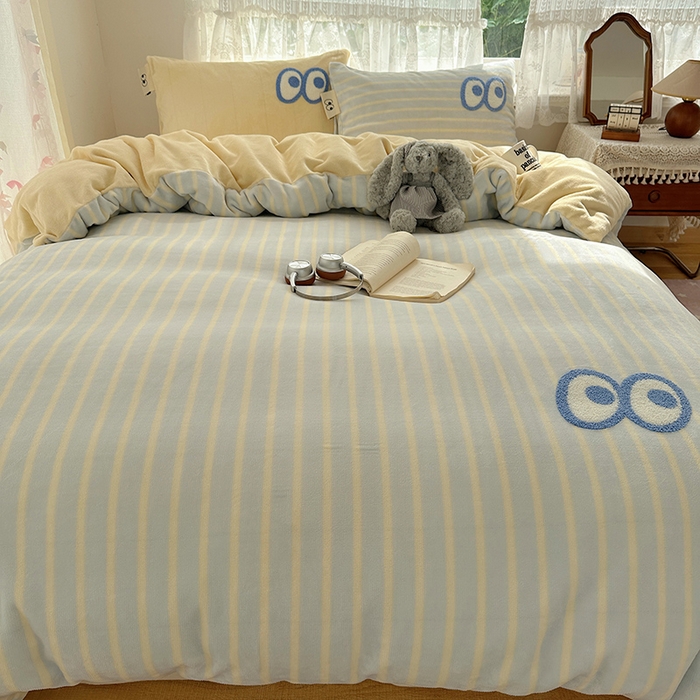 91家纺网 家纺一手货源 找家纺 桃子家居 2025新款A类ins毛巾绣显眼包撞色格子玛卡龙加厚牛奶绒织标四件套-小清新图 绒-显眼包蓝条黄