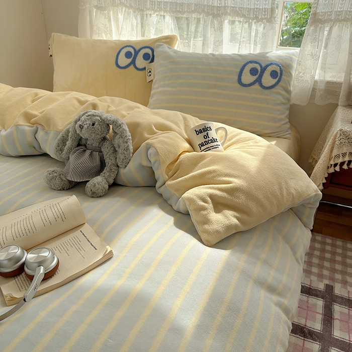 91家纺网 家纺一手货源 找家纺 桃子家居 2025新款A类ins毛巾绣显眼包撞色格子玛卡龙加厚牛奶绒织标四件套-小清新图 绒-显眼包蓝条黄