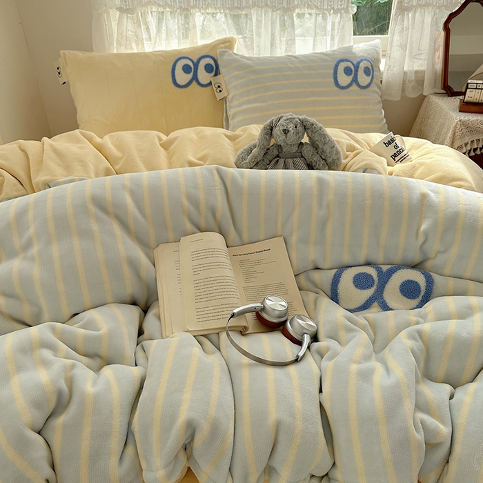 91家纺网 家纺一手货源 找家纺 桃子家居 2025新款A类ins毛巾绣显眼包撞色格子玛卡龙加厚牛奶绒织标四件套-小清新图 绒-显眼包蓝条黄