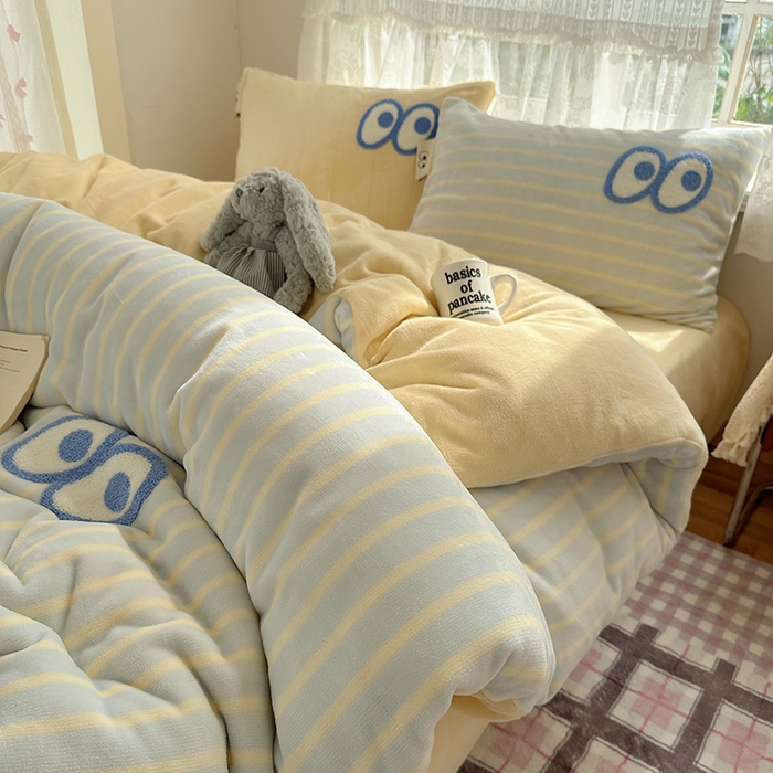 91家纺网 家纺一手货源 找家纺 桃子家居 2025新款A类ins毛巾绣显眼包撞色格子玛卡龙加厚牛奶绒织标四件套-小清新图 绒-显眼包蓝条黄