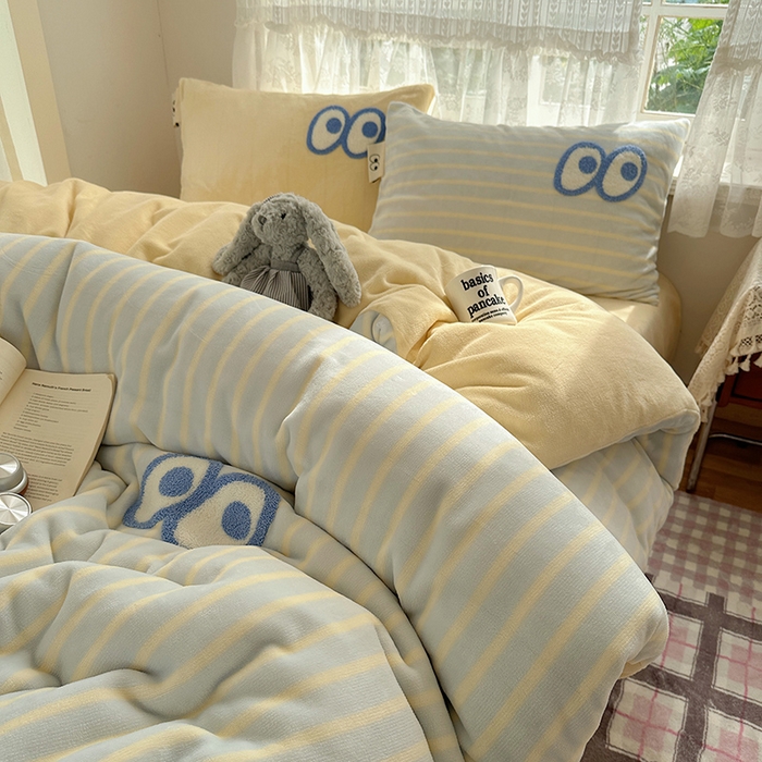 91家纺网 家纺一手货源 找家纺 桃子家居 2025新款A类ins毛巾绣显眼包撞色格子玛卡龙加厚牛奶绒织标四件套-小清新图 绒-显眼包蓝条黄