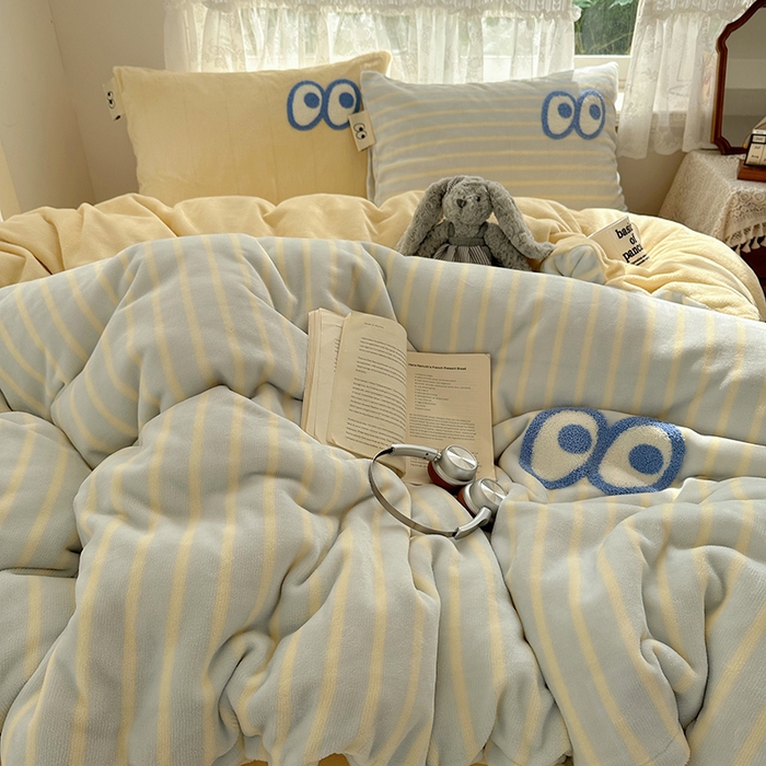 91家纺网 家纺一手货源 找家纺 桃子家居 2025新款A类ins毛巾绣显眼包撞色格子玛卡龙加厚牛奶绒织标四件套-小清新图 绒-显眼包蓝条黄