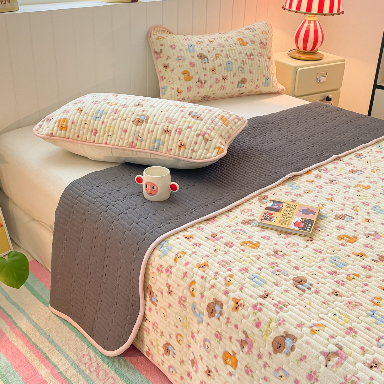 91家纺网 家纺一手货源 找家纺 贝扬思家纺 2025新款高克重牛奶绒豆豆被套床盖四件套-悦心系列 悦心-卖萌修狗