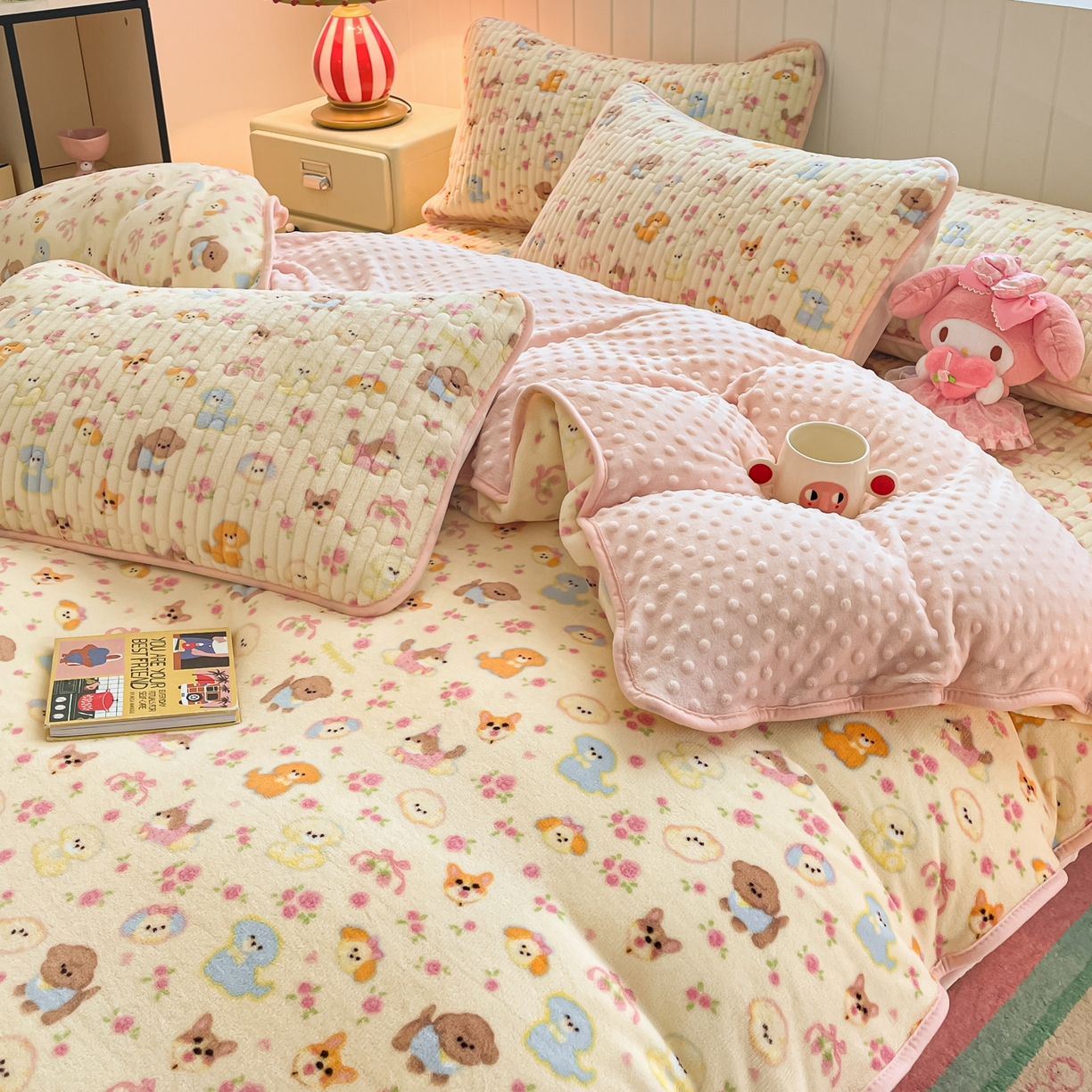 91家纺网 家纺一手货源 找家纺 贝扬思家纺 2025新款高克重牛奶绒豆豆被套床盖四件套-悦心系列 悦心-卖萌修狗