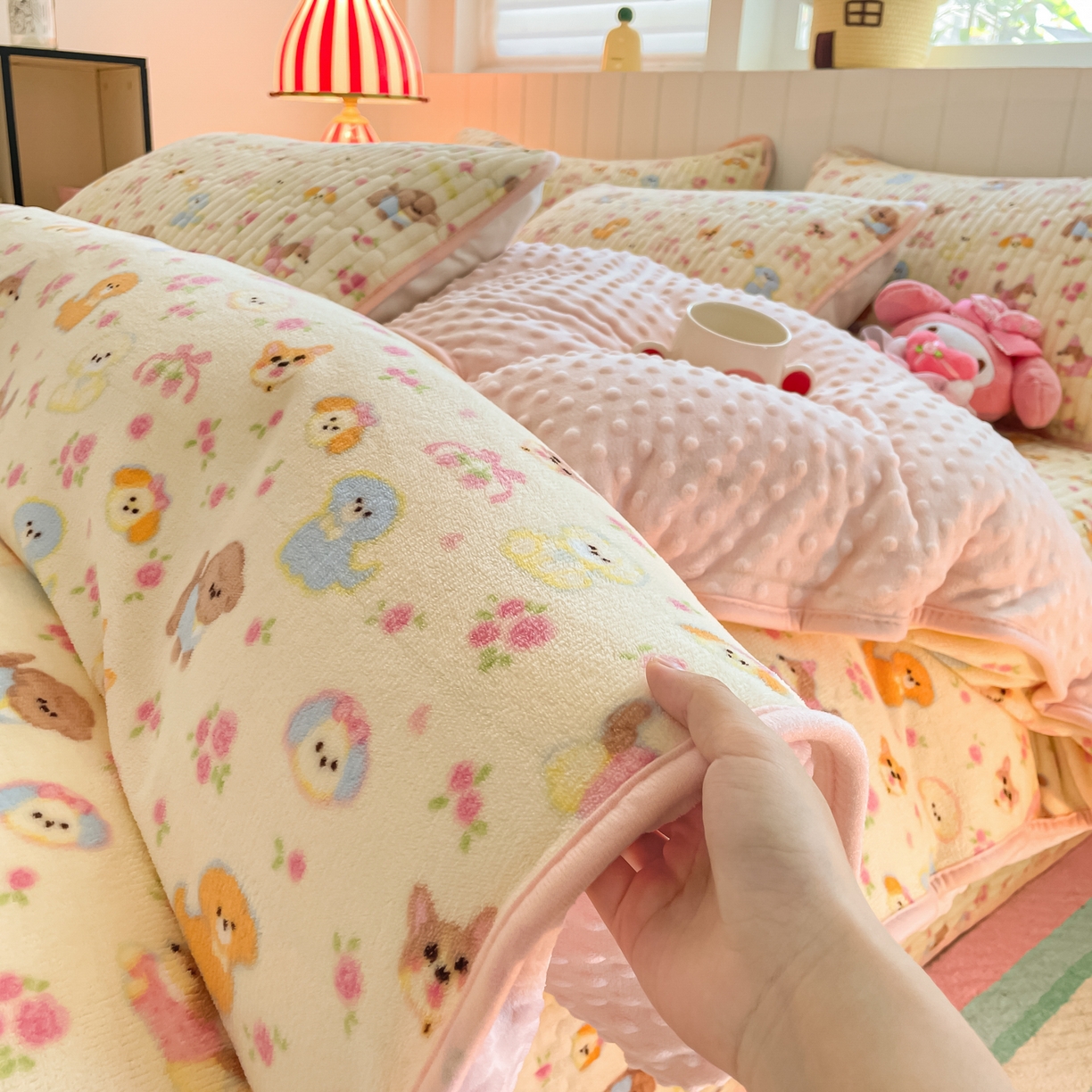91家纺网 家纺一手货源 找家纺 贝扬思家纺 2025新款高克重牛奶绒豆豆被套床盖四件套-悦心系列 悦心-卖萌修狗