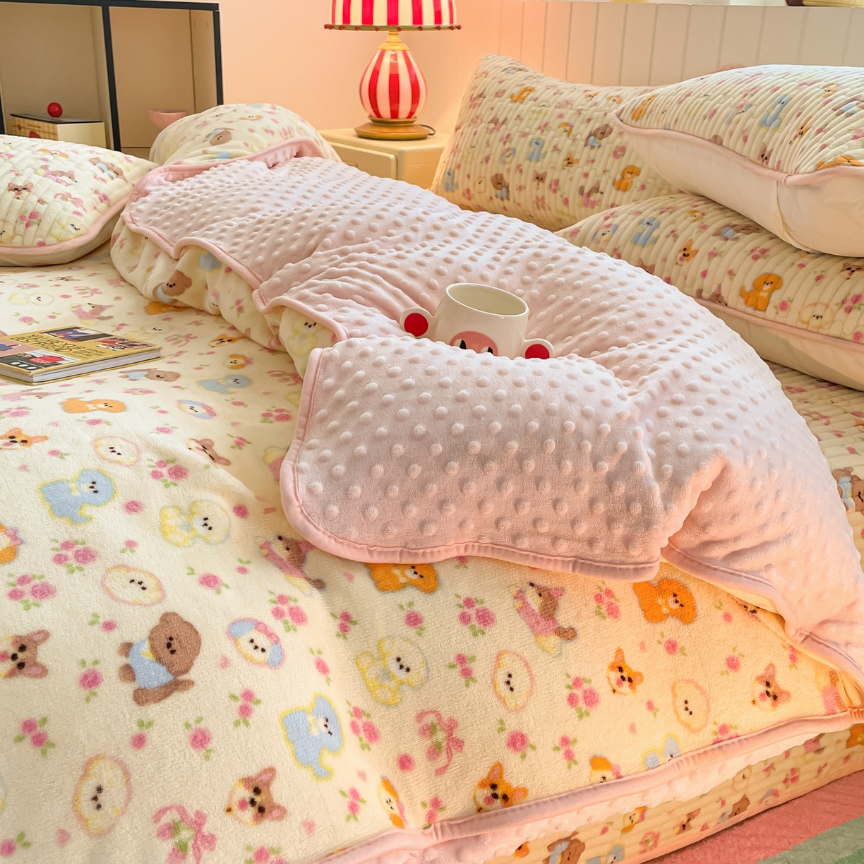 91家纺网 家纺一手货源 找家纺 贝扬思家纺 2025新款高克重牛奶绒豆豆被套床盖四件套-悦心系列 悦心-卖萌修狗