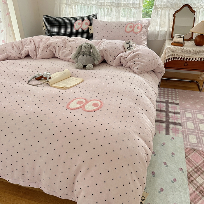 91家纺网 家纺一手货源 找家纺 桃子家居 2025新款A类ins毛巾绣显眼包撞色格子玛卡龙加厚牛奶绒织标四件套-小清新图 绒-显眼包紫点黑格