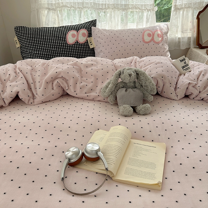 91家纺网 家纺一手货源 找家纺 桃子家居 2025新款A类ins毛巾绣显眼包撞色格子玛卡龙加厚牛奶绒织标四件套-小清新图 绒-显眼包紫点黑格