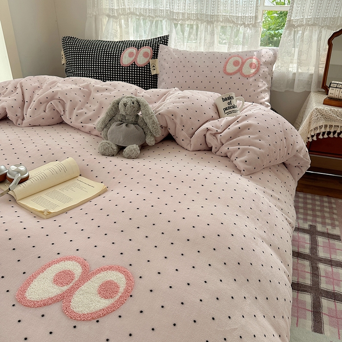 91家纺网 家纺一手货源 找家纺 桃子家居 2025新款A类ins毛巾绣显眼包撞色格子玛卡龙加厚牛奶绒织标四件套-小清新图 绒-显眼包紫点黑格