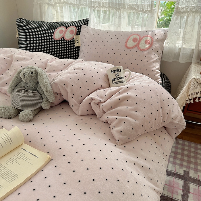 91家纺网 家纺一手货源 找家纺 桃子家居 2025新款A类ins毛巾绣显眼包撞色格子玛卡龙加厚牛奶绒织标四件套-小清新图 绒-显眼包紫点黑格