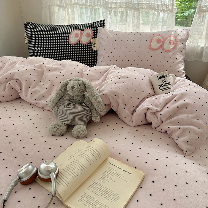 91家纺网 家纺一手货源 找家纺 桃子家居 2025新款A类ins毛巾绣显眼包撞色格子玛卡龙加厚牛奶绒织标四件套-小清新图 绒-显眼包紫点黑格