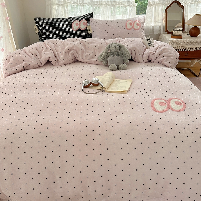 91家纺网 家纺一手货源 找家纺 桃子家居 2025新款A类ins毛巾绣显眼包撞色格子玛卡龙加厚牛奶绒织标四件套-小清新图 绒-显眼包紫点黑格