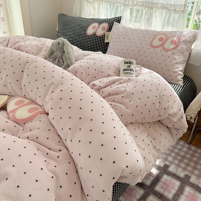 91家纺网 家纺一手货源 找家纺 桃子家居 2025新款A类ins毛巾绣显眼包撞色格子玛卡龙加厚牛奶绒织标四件套-小清新图 绒-显眼包紫点黑格