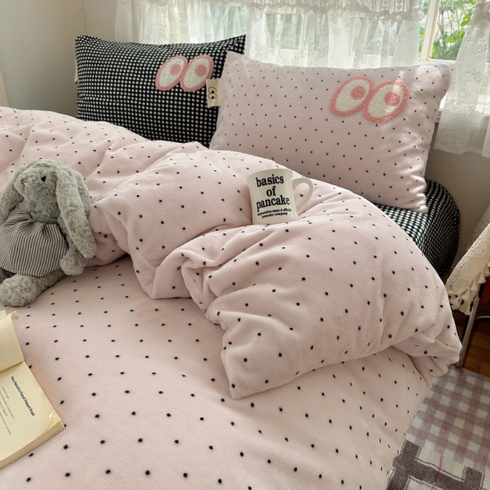 91家纺网 家纺一手货源 找家纺 桃子家居 2025新款A类ins毛巾绣显眼包撞色格子玛卡龙加厚牛奶绒织标四件套-小清新图 绒-显眼包紫点黑格