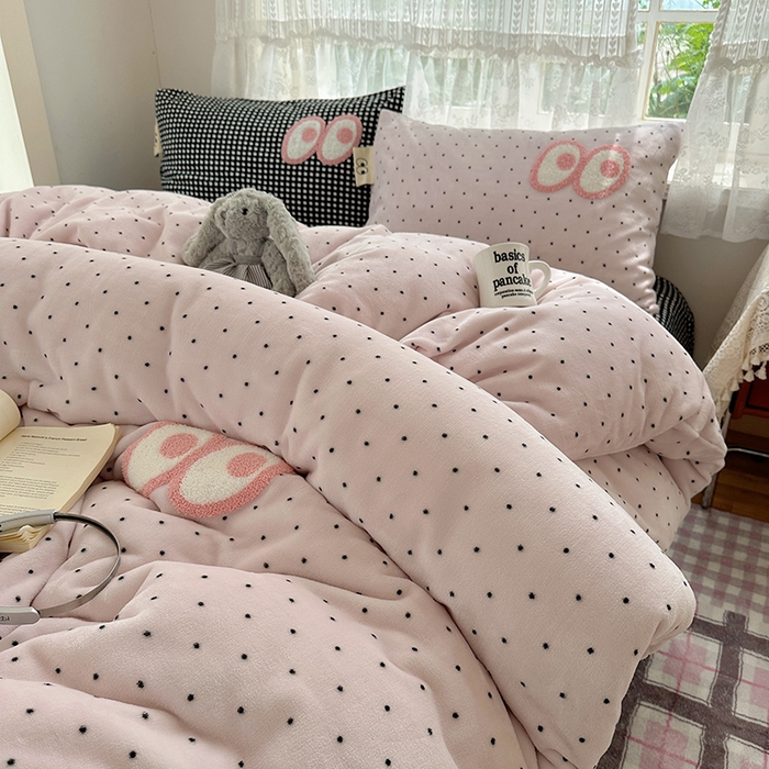 91家纺网 家纺一手货源 找家纺 桃子家居 2025新款A类ins毛巾绣显眼包撞色格子玛卡龙加厚牛奶绒织标四件套-小清新图 绒-显眼包紫点黑格