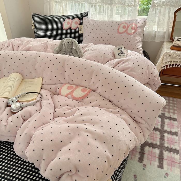 91家纺网 家纺一手货源 找家纺 桃子家居 2025新款A类ins毛巾绣显眼包撞色格子玛卡龙加厚牛奶绒织标四件套-小清新图 绒-显眼包紫点黑格