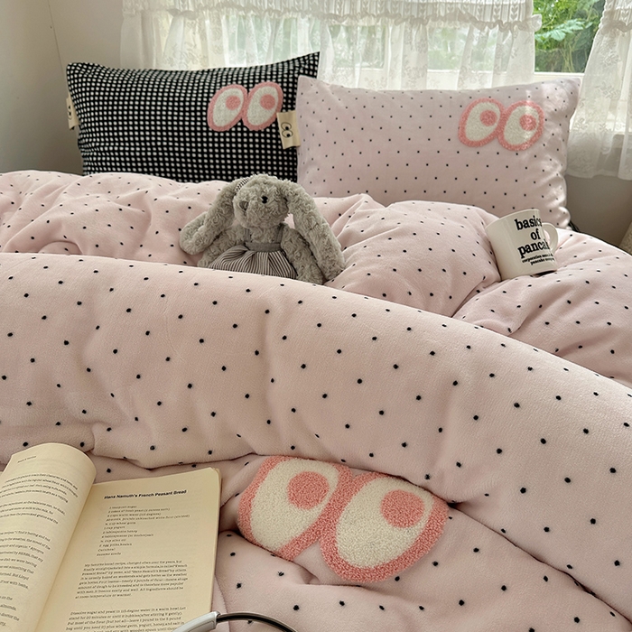 91家纺网 家纺一手货源 找家纺 桃子家居 2025新款A类ins毛巾绣显眼包撞色格子玛卡龙加厚牛奶绒织标四件套-小清新图 绒-显眼包紫点黑格