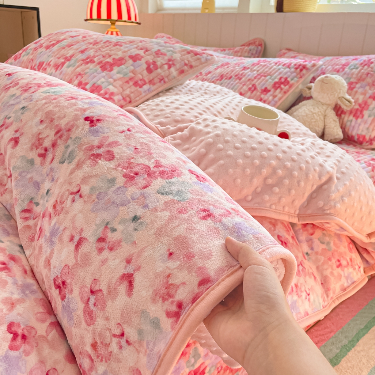 91家纺网 家纺一手货源 找家纺 贝扬思家纺 2025新款高克重牛奶绒豆豆被套床盖四件套-悦心系列 悦心-玫瑰粉黛