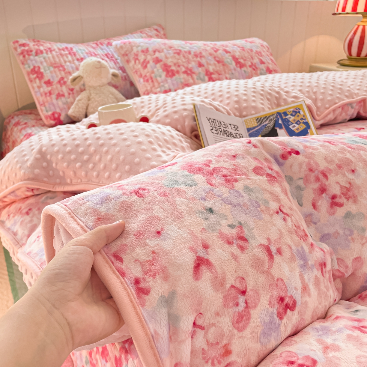 91家纺网 家纺一手货源 找家纺 贝扬思家纺 2025新款高克重牛奶绒豆豆被套床盖四件套-悦心系列 悦心-玫瑰粉黛