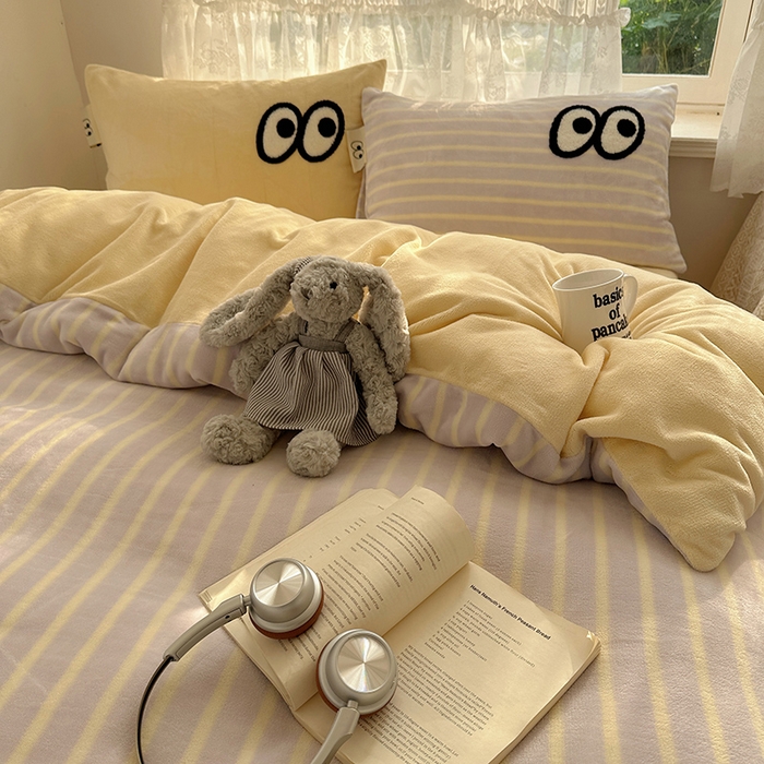 91家纺网 家纺一手货源 找家纺 桃子家居 2025新款A类ins毛巾绣显眼包撞色格子玛卡龙加厚牛奶绒织标四件套-小清新图 绒-显眼包紫条黄