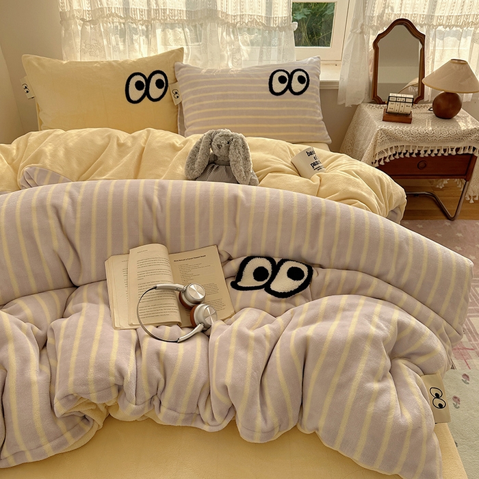 91家纺网 家纺一手货源 找家纺 桃子家居 2025新款A类ins毛巾绣显眼包撞色格子玛卡龙加厚牛奶绒织标四件套-小清新图 绒-显眼包紫条黄