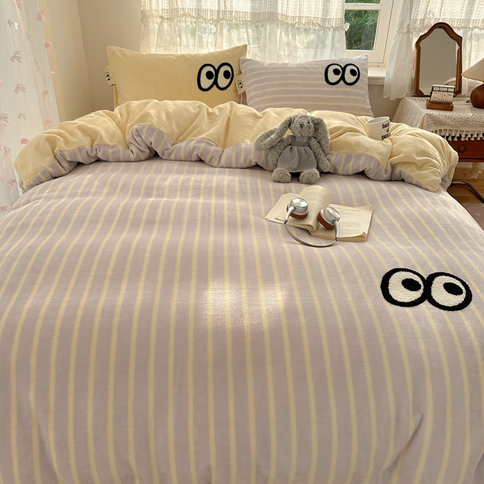 91家纺网 家纺一手货源 找家纺 桃子家居 2025新款A类ins毛巾绣显眼包撞色格子玛卡龙加厚牛奶绒织标四件套-小清新图 绒-显眼包紫条黄